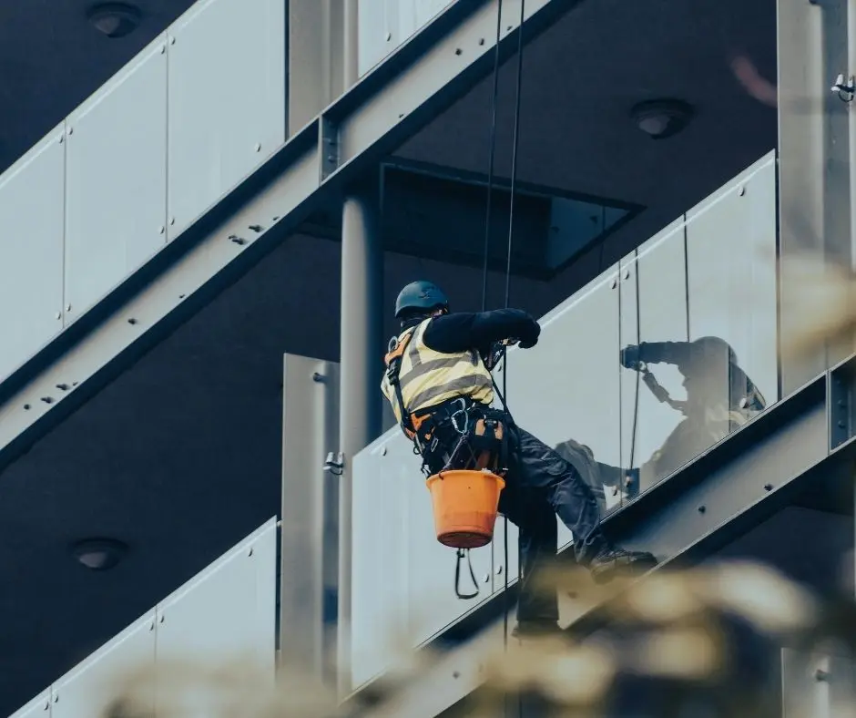 usługi BHP dla firm obejmują instrukcje stanowiskowe np. przy pracy na wysokości